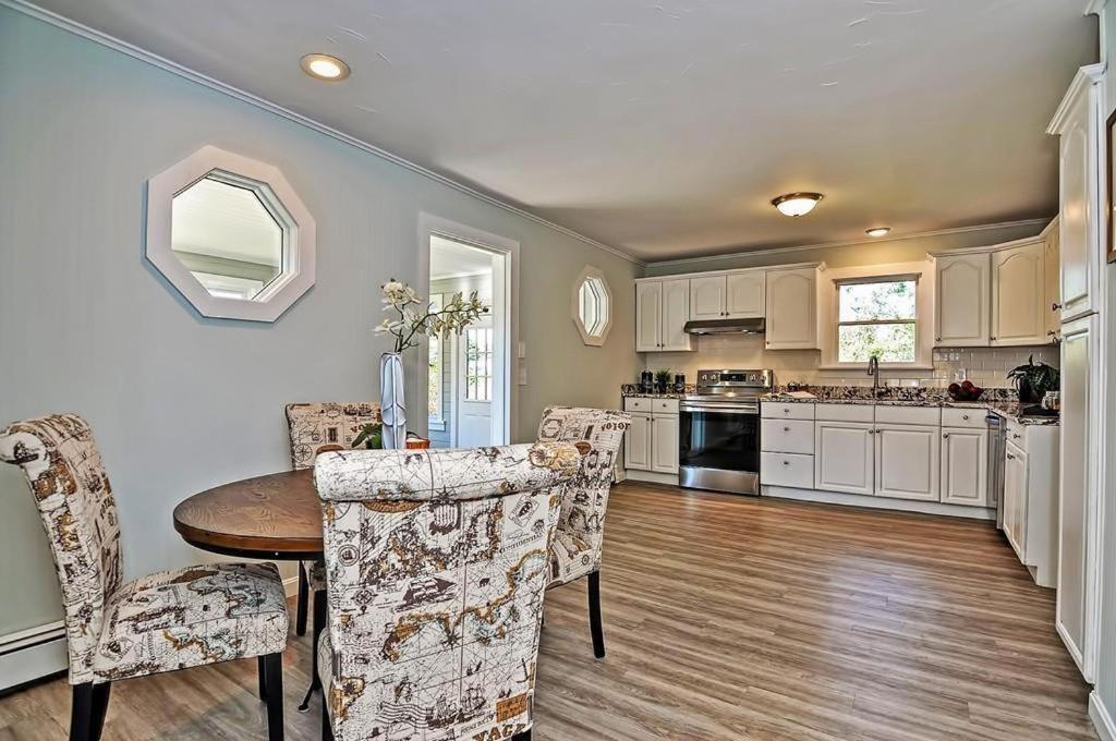 Charming Cottage Historic Falmouth Cape Cod Near Beach And Downtown 2Br 1Bath Deck 외부 사진